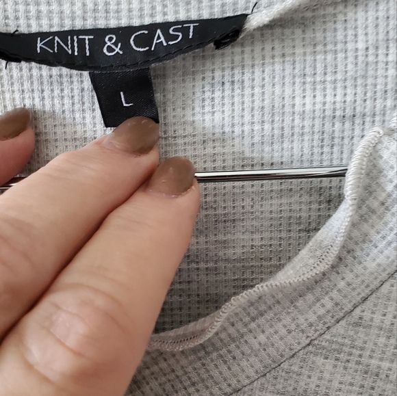 Knit and Cast Gray V Neck Lightweight Top Size Large NWT - Picture 5 of 5